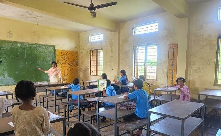 తెలంగాణ‌లో త‌గ్గుతున్న ప్ర‌భుత్వ స్కూళ్ల సంఖ్య